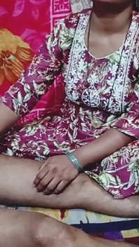 देसी भाभी ने अपने देवर को तेल मालिस कर पटाने गई और लंड पकड़ के हिलाने लगी