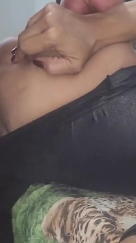 Orta yaşlı seksi kadın gergin anal delik genişletme yapıyor