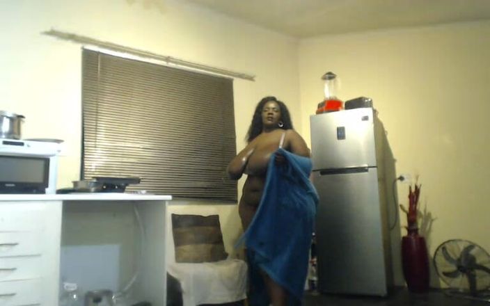 Legendary Booty Overdose: La SSBBW geme e si masturba con un vibratore