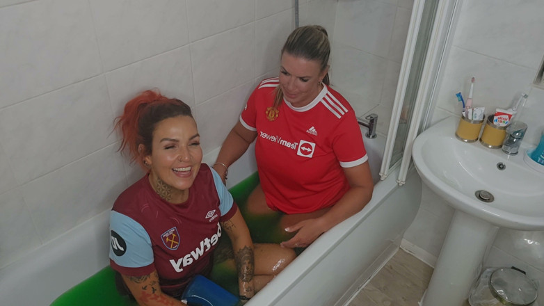 Maisie Lewis: Maisie Lewis et sa coquine V prennent un bain gunge