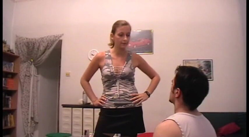 Femdom Austria: Sclavul este scuipat în față