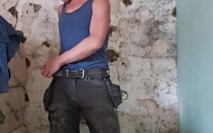 Chris_snoopy_91: Cowok biseksual ini ngentot memeknya pakai dildo pagi-pagi sampai muncrat...