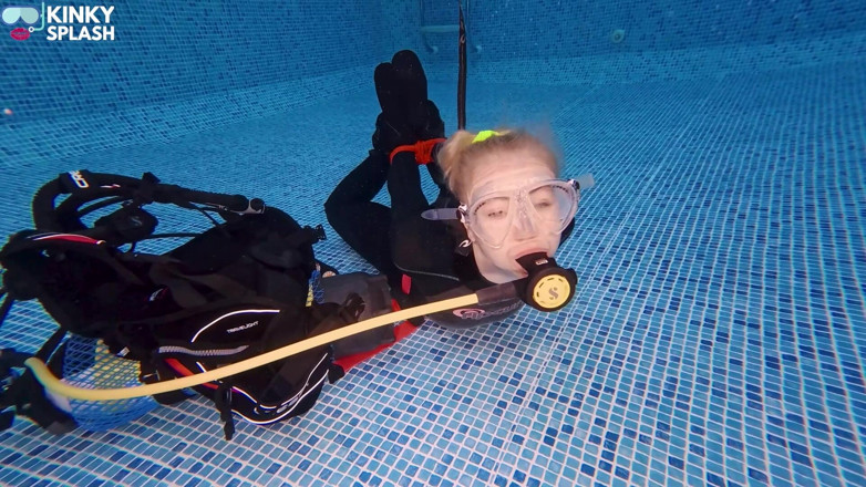 UKCuteGirl Lucy Lauren: Wykręcony i bez tchu: Podwodny scuba złośliwiec