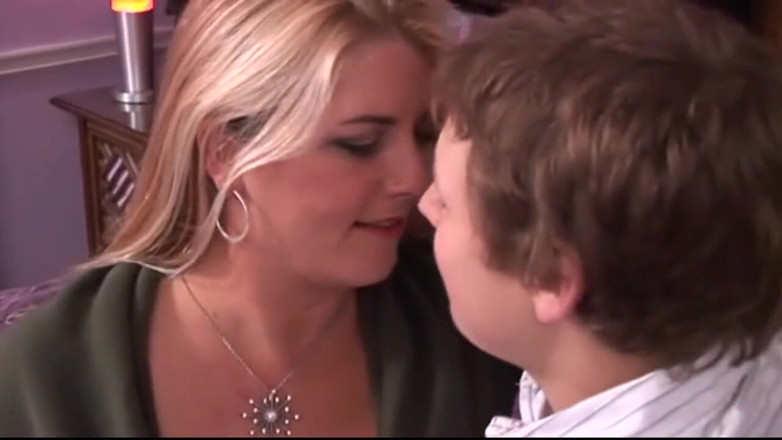 Milf in Love: Sexy rubia tatuada milf follando en el dormitorio
