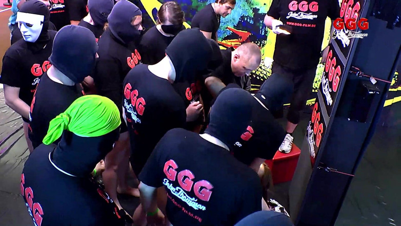 Gang Bang Germany: GGG Джон Томпсон - Susi Star сосет и трахается с гигантскими членами в диком гэнгбэнге