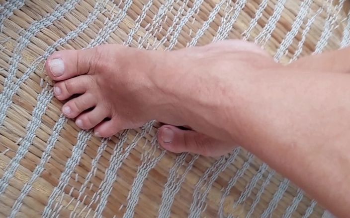 Selena701: 成熟的金发妻子脚摆姿势和崇拜