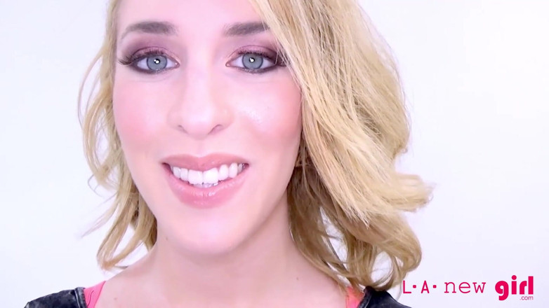 L.A. New Girl: Rubia amateur se folla a un agente y traga carga...