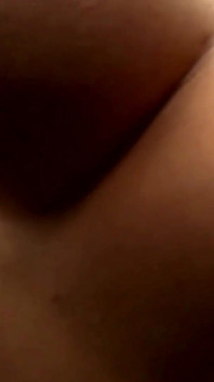 Calda ragazza bionda si spoglia per la telecamera