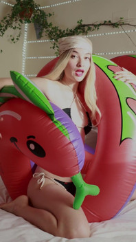 Seduco il mio gigante serpente gonfiabile in bikini nero