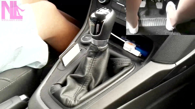 Nyllady: Cool Pedal mengepam dan memandu dalam pantyhose bogel dan flat...