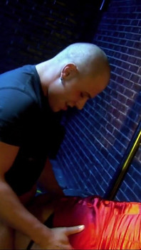 MiLF si diverte a prendere quel grosso cazzo nella sua figa mentre fuma