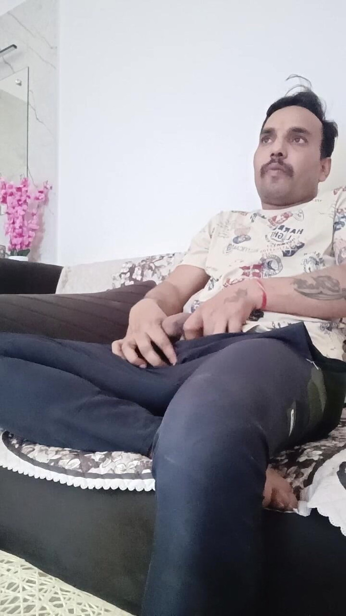 Rajasthani-old-lover: Masturbarsi sul mio divano guardando la TV