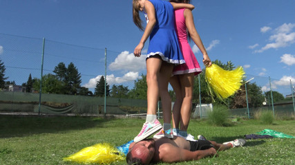 Femdom Austria: Cheerleaderka siadanie na twarzy!