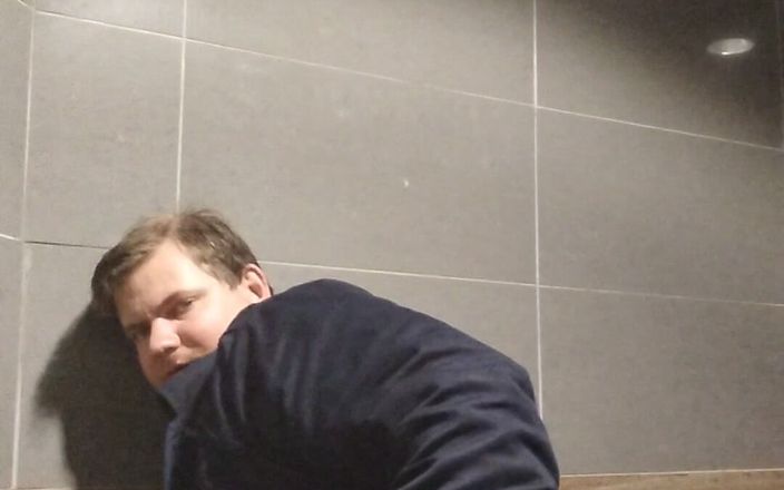 Playtimestudio18: Masturbare în toaleta publică pentru fani