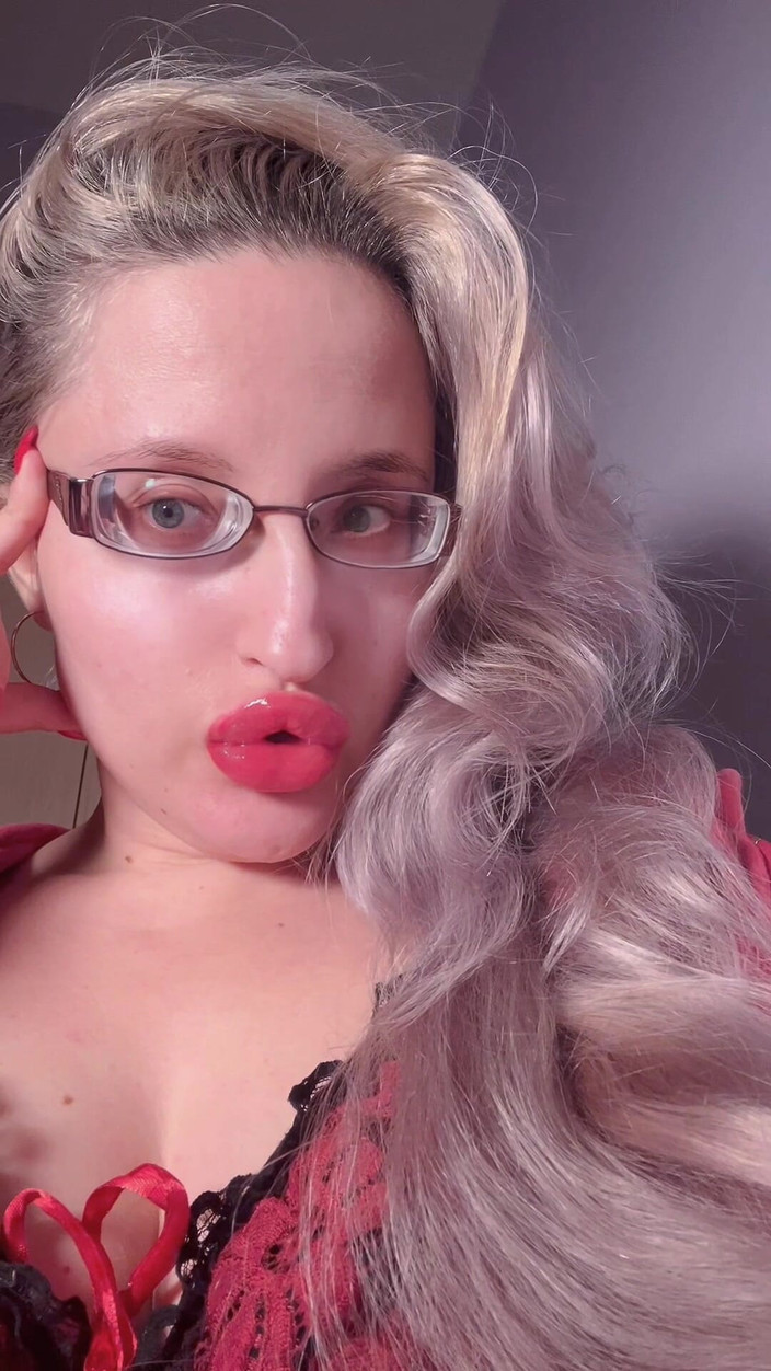 FinDom Goaldigger: Bimbo Red Lipgloss urzekła