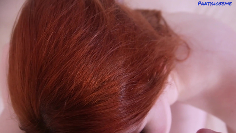 Pantyhose me porn videos: Kızıl saçlı sürtük Kaira Love kassız külotlu çorapla sert sikişiyor