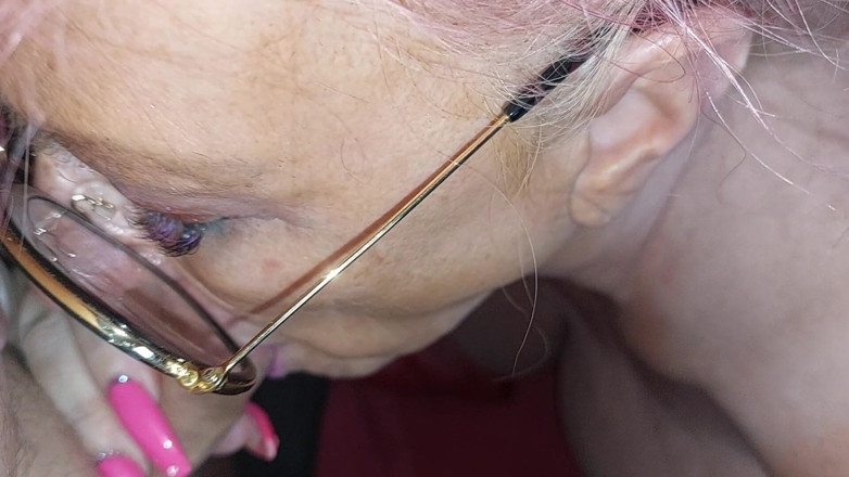Mature Wanker: Dojrzała milf dotyka jej ociekającą mokrą cipką