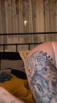 Jovem peituda mostra os pés nus