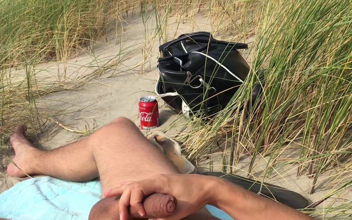 Double-Dutchies: Divertimento nudo in spiaggia - sega, succhia, gioco di culo con...