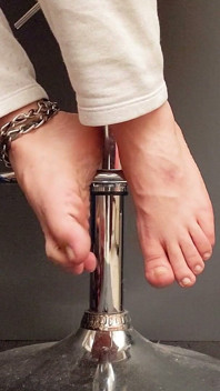 Piedi puzzolenti sul mio sgabello