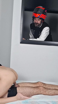 Moto correio localizando casal fazendo sexo com a janela aberta!