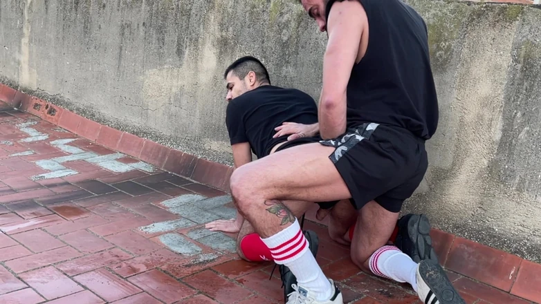 The Bearded Master: Piscio sul tetto &amp; cazzo duro. Ammollo bagnati.