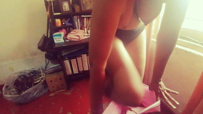 Tina Baby: Mama vitregă sexy Tina se îmbracă pentru fiul ei vitreg