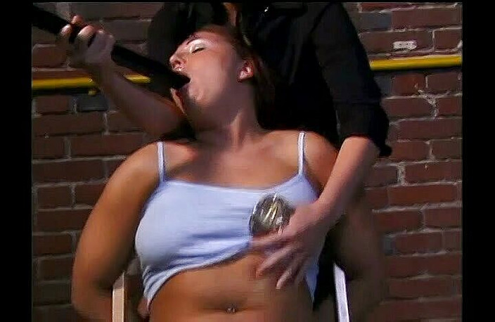 Outdoor pervs: जासूस उसे बात करने के लिए संदिग्ध चोदता है - हॉट लेस्बियन सेक्स