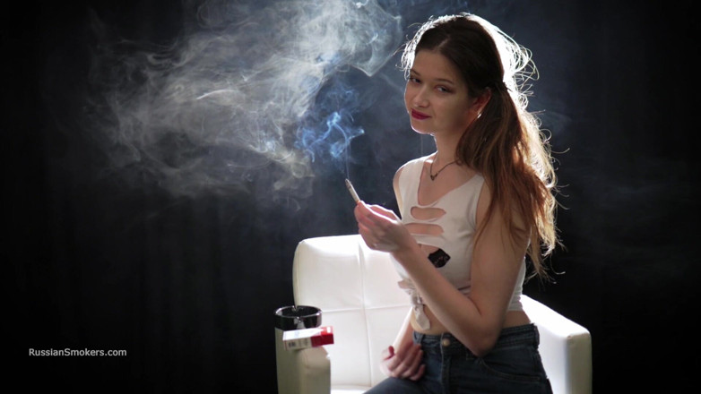 Russian Smokers: Uwodzicielska rosyjska laska pali papierosa naturalne światło