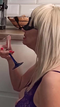 セクシーな熟女フェラチオ。グラスから精子を飲む