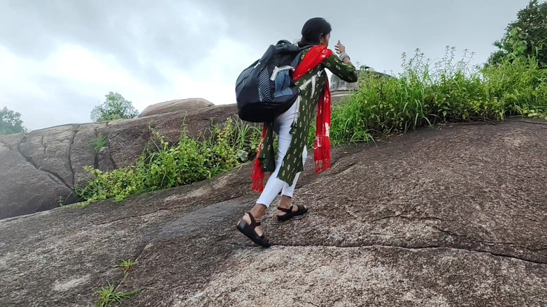 Premi pooja: Gadis kampus datang untuk berkeliaran dengan pacarmu - menyuruh klan untuk...