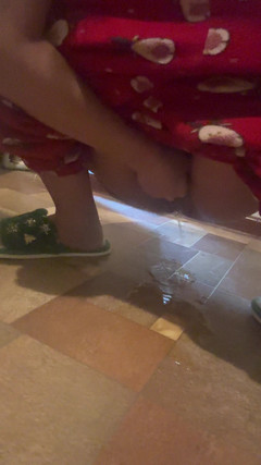 LarisaCum: キッチンのコンロの近くでサイプリーを作って、ジュースをあちこちに洗っています