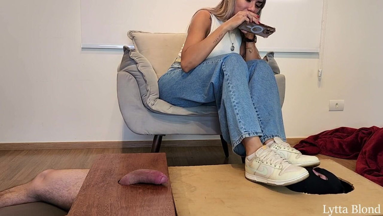 Queen Lytta ballbusting and cum lick: Lytta Blond - labă cu pantofi și masturbare cu picioarele cu lins...