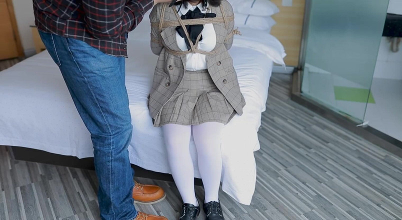 Aisan girl bondage: 후장 따먹기 - 밧줄로 침대에 묶여있는 흰색 스타킹 Jk Girl.
