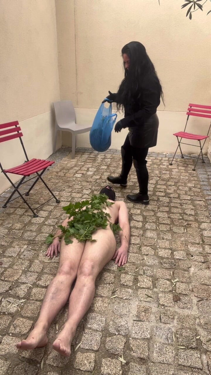 Maitresse Clara: Ustură urzicale...