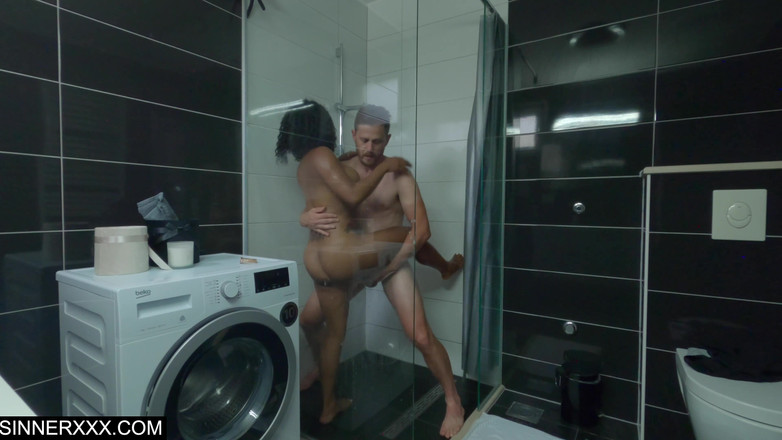 Sinners World: Mezirasové sprchové šukání - intenzivní vášnivý sex s Kiki Minaj