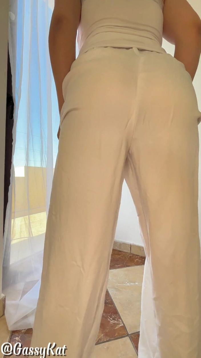 GassyKat: White Pants Bubbly Farts