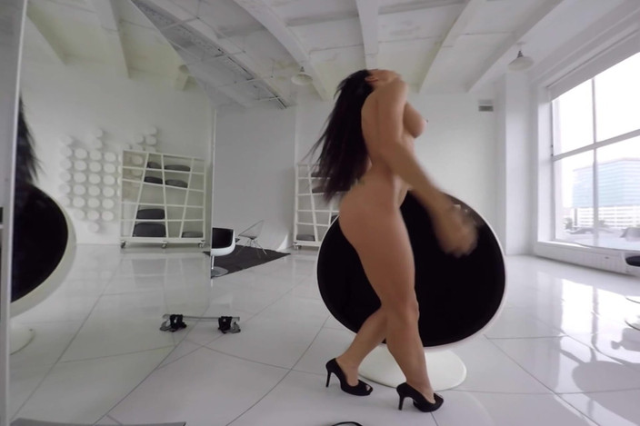 StasyQVR: Une brune tatouée en forme fait un strip-tease sexy