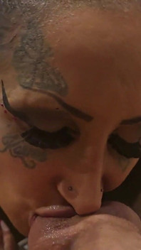 Novia me trata con una mamada y beso negro