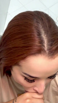 Nový praktik mě šuká, aby si vydělal práci! Sex na veřejnosti - Abella Olsen