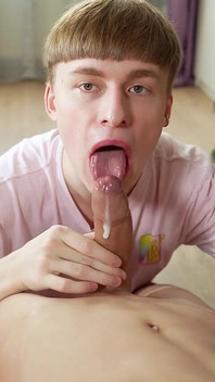 POV: süßer twink lutscht meinen großen schwanz, um mein sperma zu schlucken