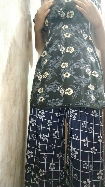 Riyathakur: Горячая тетушка сняла одежду и увидела ее горячую фигуру, индийская горячая тетушка дези