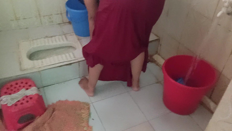 Sumahomesex: Bhabhi 드레스 바꿔서 화장실에서 이 영상 녹화