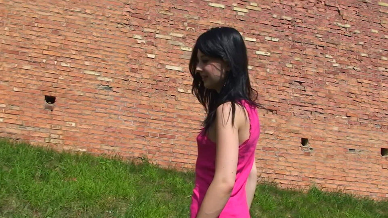 Just beauty and solo girls: Sevimli genç kız Lolly açık havada küçük göğüslerini ve amını...