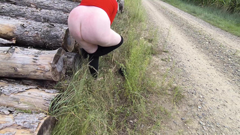 Bouncy Tits Action: Vagina spanking auf den baumstämmen