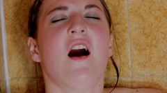 Young Sinner: Děvka ve sprše si hraje se svou kundičkou