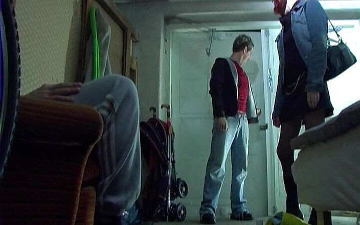 Radical: Roztomilá finská 19letá Červená Sonja s brýlemi šuká se 2 chlápky