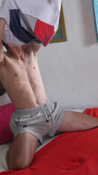 Ragazzo latino mostra il suo apparecchio, culo stretto e grande cazzo durante il suo casting