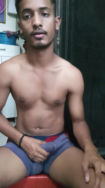 Curlyboy: Індійська молода людина масажує великий на веб-камеру