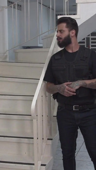 Arkadaşım ve ben boşalıyor ve inlediğimiz için komşum polisi aradı. Polis memuruyla da sikiştik.